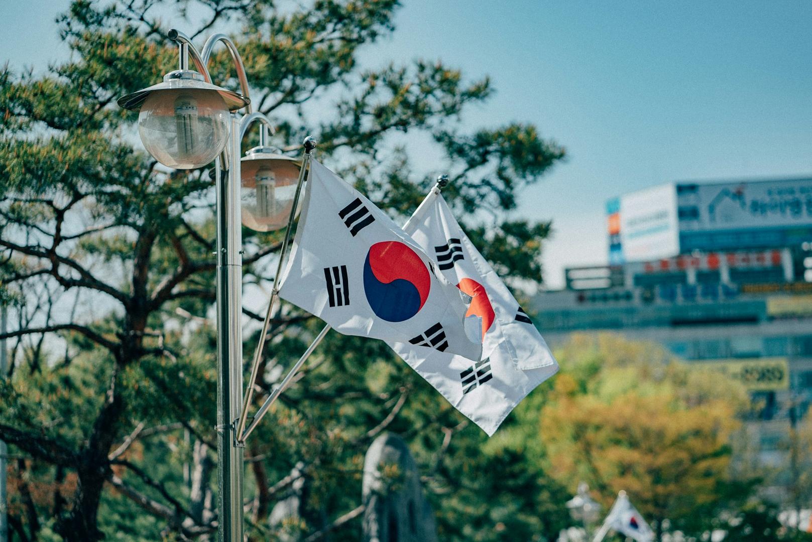 XRP cai abaixo de US$ 1 pela primeira vez desde 2024 mesmo com adoção bancária na Coreia