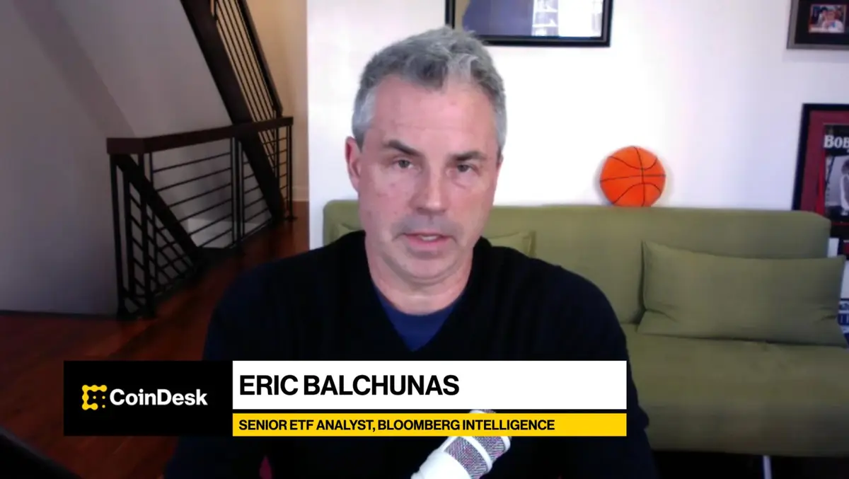 ETFs de Bitcoin resistem apesar da queda de 40% do BTC, aponta Eric Balchunas da Bloomberg