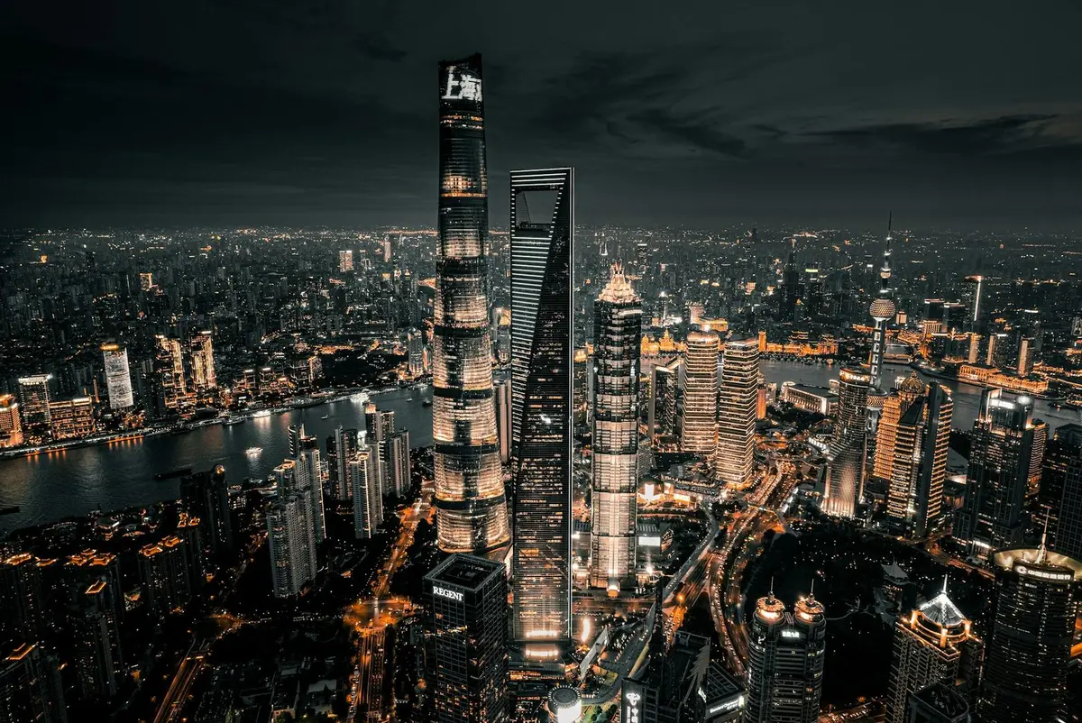 Hong Kong une forças com autoridades de Xangai para integrar dados de carga na blockchain