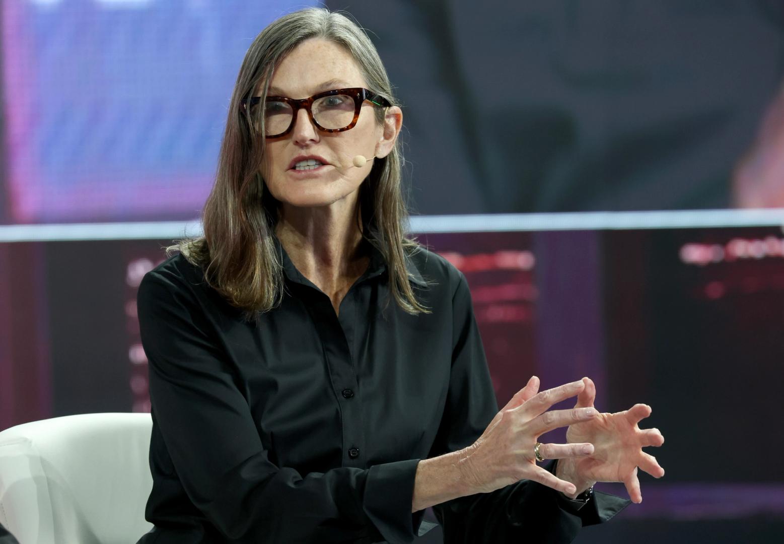 Cathie Wood diz que investidores espertos precisam acompanhar onde agentes de IA gastam dinheiro