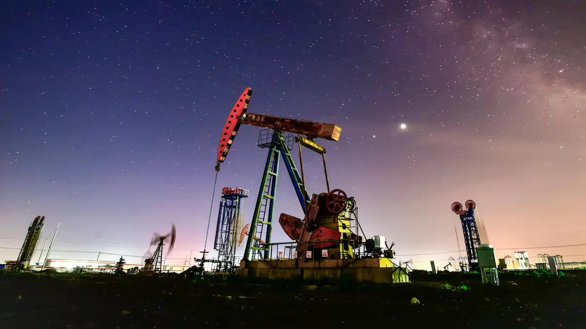 Futuros do petróleo disparam 20% acima de $110 enquanto ações asiáticas enfrentam queda; Bitcoin se mantém próximo a $67 mil