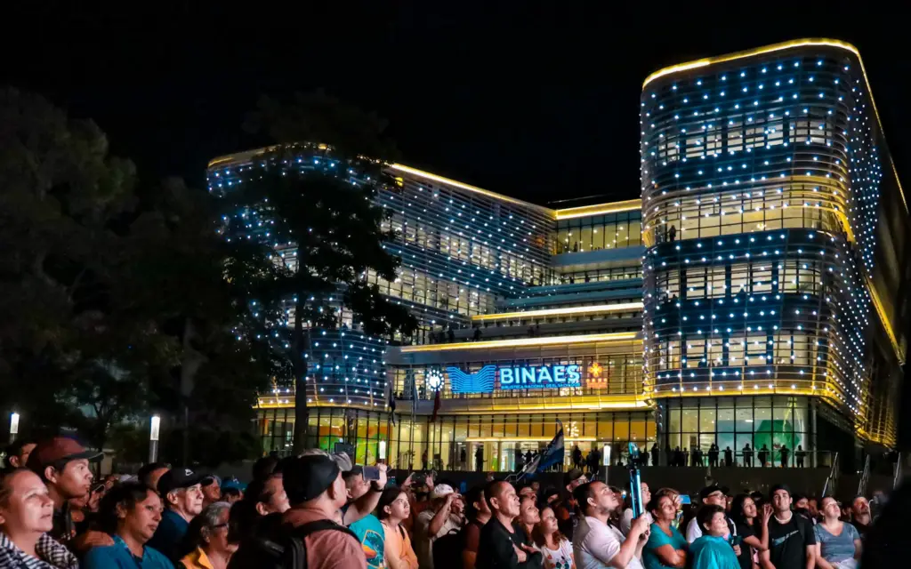 Biblioteca BINAES de Bukele Une Livros, Bitcoin e Lazer Familiar na Capital Revitalizada