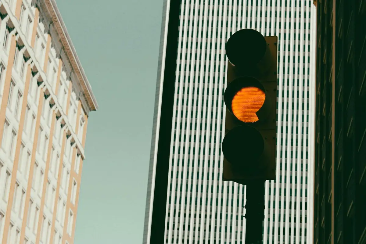 Bitcoin estagna abaixo de US$ 70.000 enquanto DOT e UNI lideram alta das altcoins