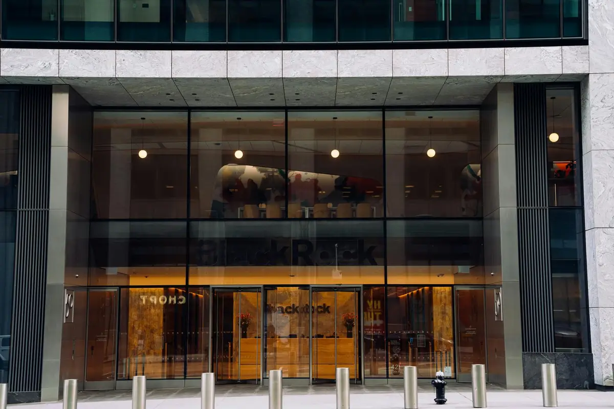 ETFs de Bitcoin: BlackRock e Fidelity Dominam Mercado em Ascensão