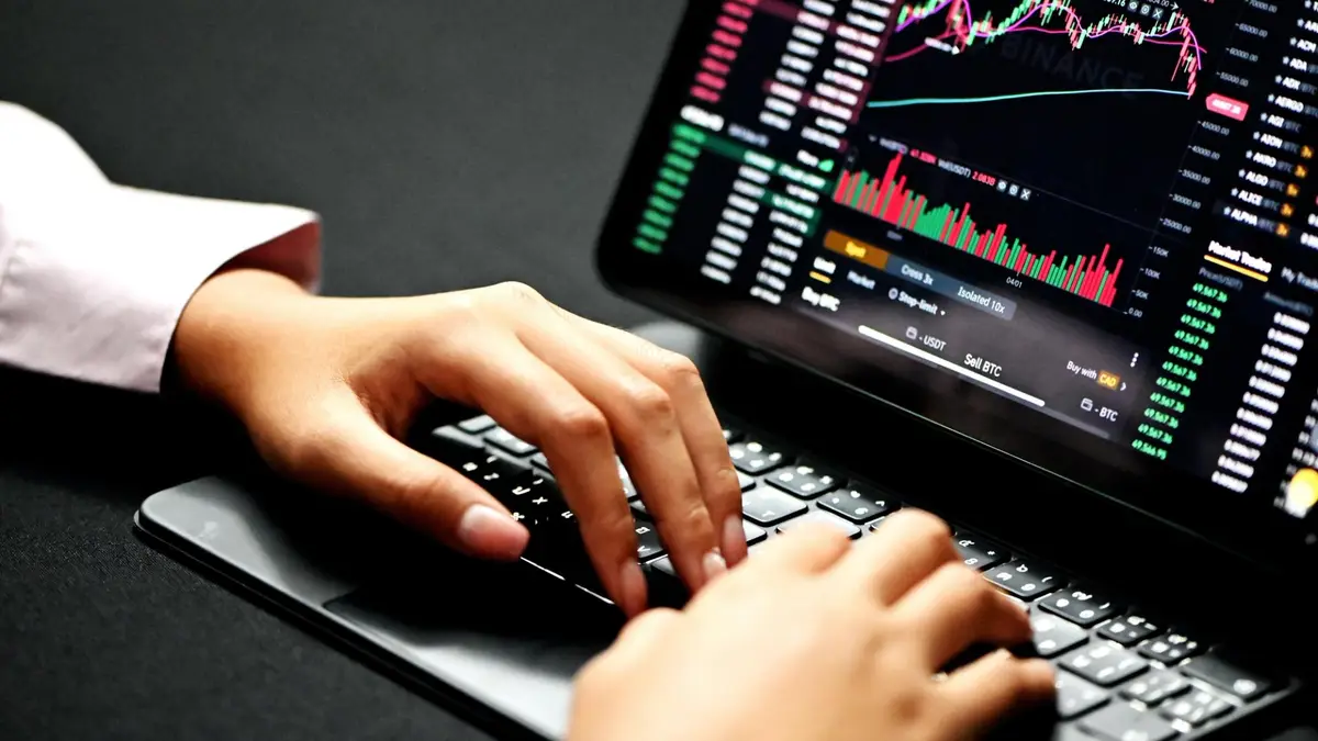 Saída de mais de US$ 9 bilhões de ETFs de Bitcoin e Ether em quatro meses