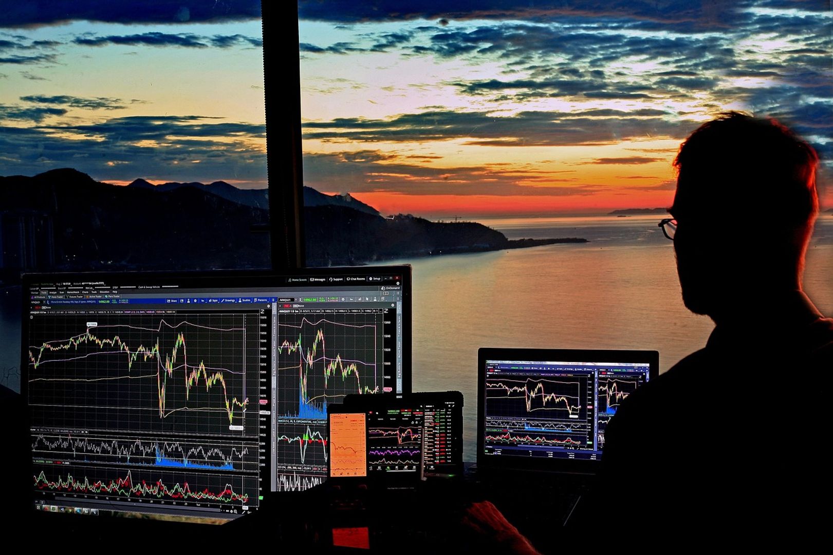 Ether cai o dobro do bitcoin e HYPE despenca 10% com correção em semicondutores