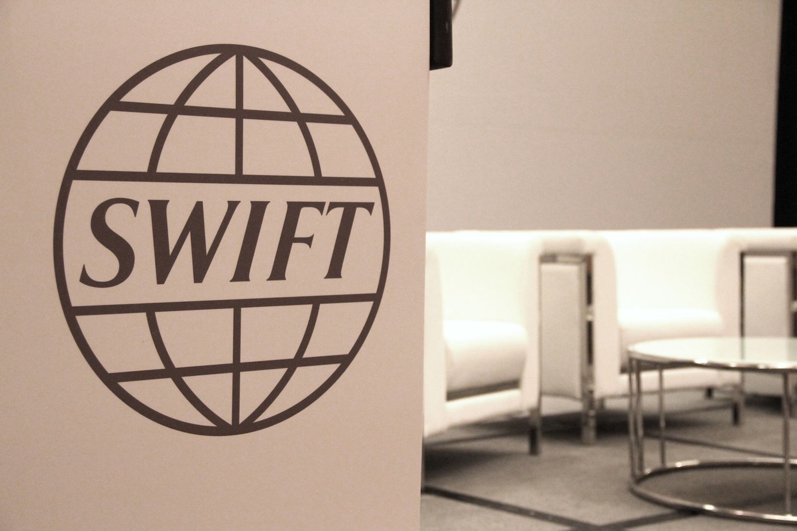 Guerra Cripto vs. SWIFT: O Futuro dos Pagamentos Globais em Jogo