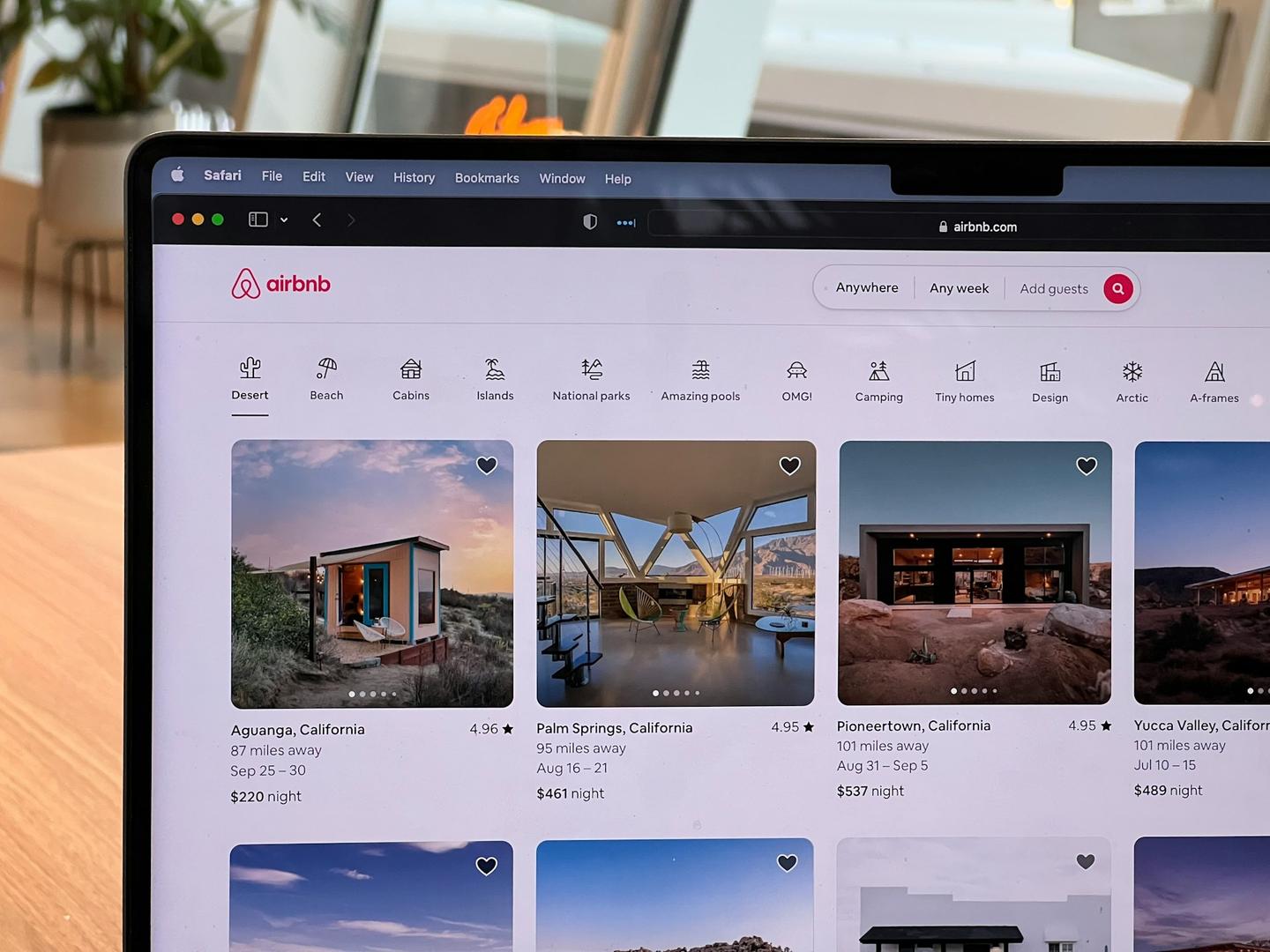 Airbnb CEO tem conta hackeada no X e atacante promove tokenização com ajuda de IA