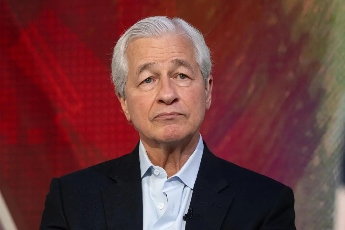 CEO do JP Morgan, Jamie Dimon, defende regulação de emissores de stablecoins como bancos